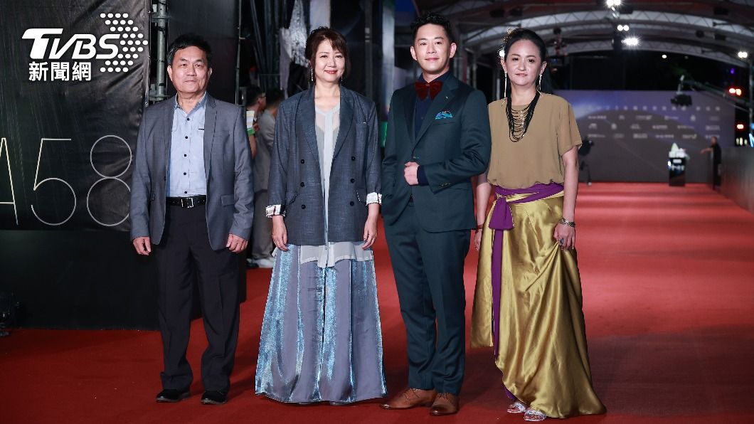 Junior韓宜邦(右二)代表《看不見的V世界》步入金鐘星光紅毯。(圖/TVBS娛樂組攝)