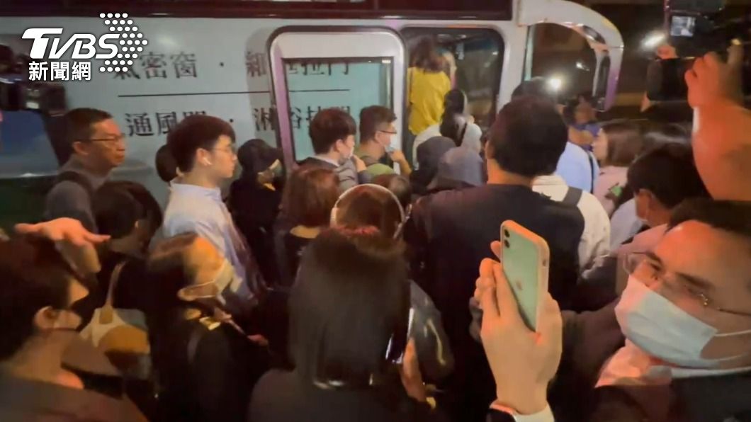 搭車人潮一波接一波,幾乎輛輛客滿。(圖/TVBS)