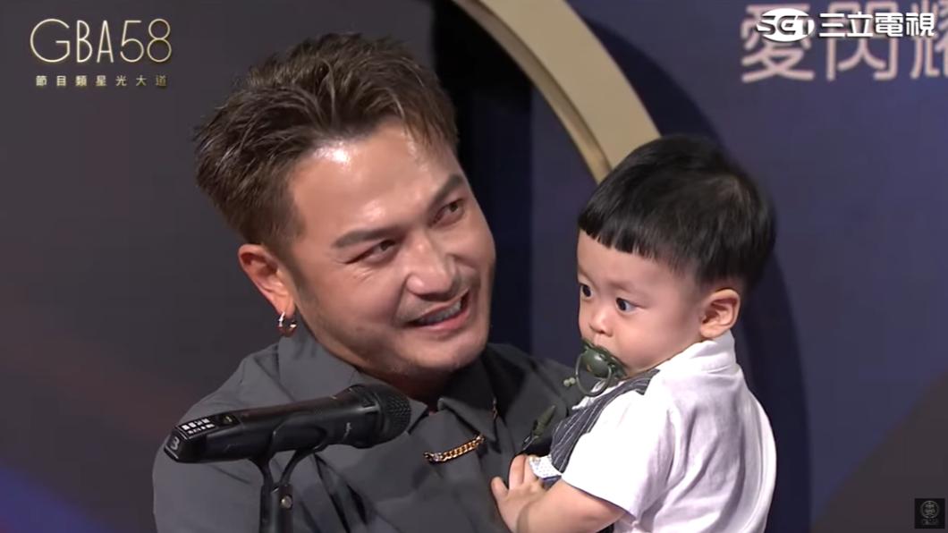金鐘58/KID「抱9月大愛子」走紅毯! 木木暴哭萌樣網融化