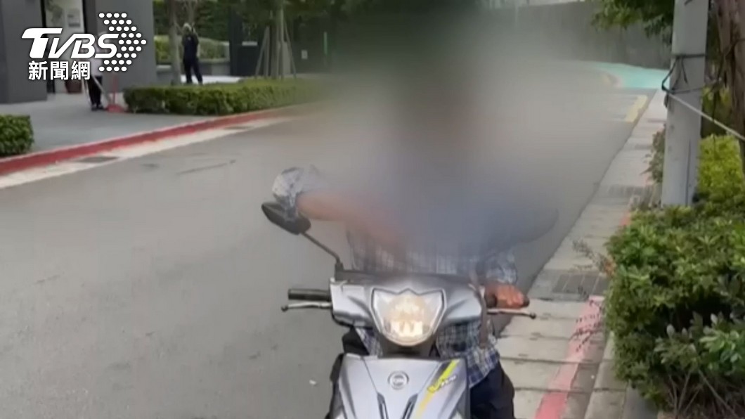 你不專心!教授走路講話 遭騎士逆向回頭罵