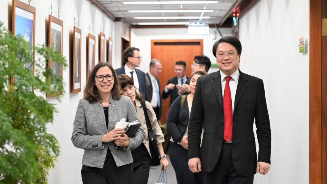 內政部長林右昌今(20日)與美國在台協會(AIT)主席羅森伯格會面。(圖/翻攝林右昌臉書)
