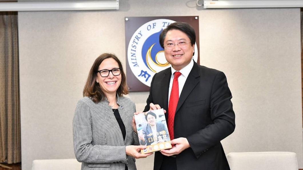 內政部長林右昌今(20日)與美國在台協會(AIT)主席羅森伯格會面。(圖/翻攝林右昌臉書)