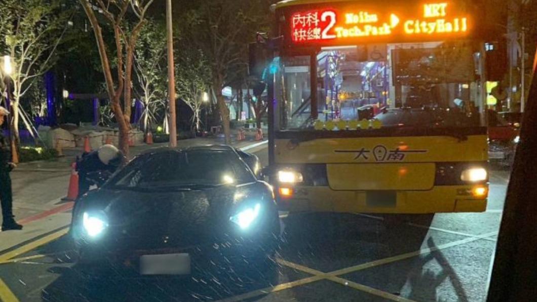 司機好想哭!內湖公車「親上」藍寶堅尼2千萬絕版大牛