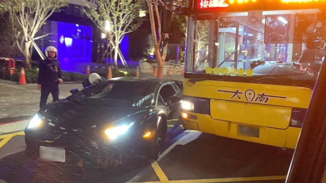 公車的右前角與大牛的左車門「親上」。（圖／網友提供）