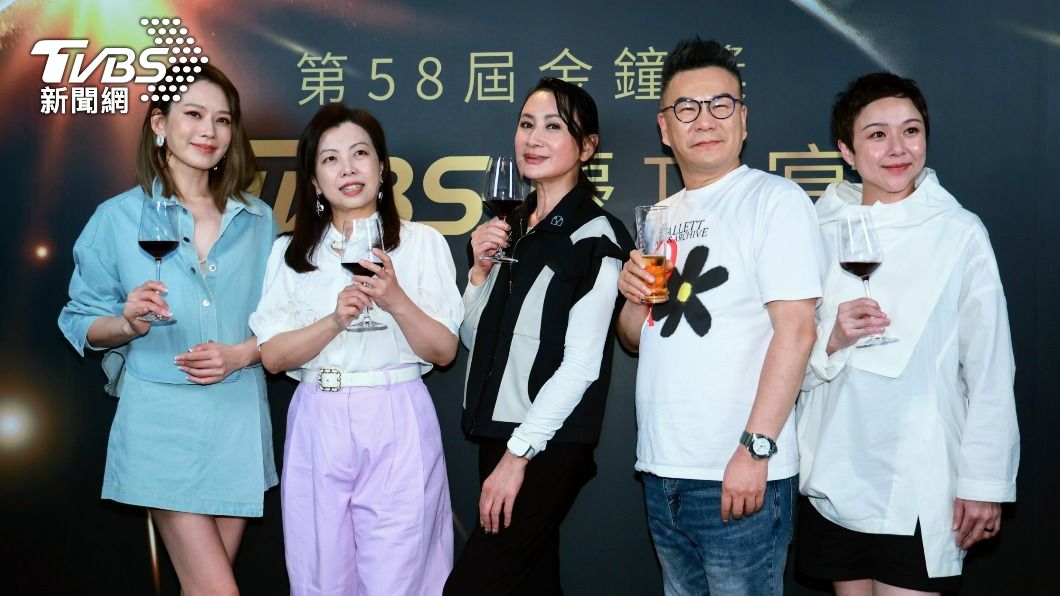 Melody(左起)、TVBS總經理劉文硯、陳亞蘭、沈玉琳、《11點熱吵店》製作人Lily一同合影。(圖/趙世平攝)