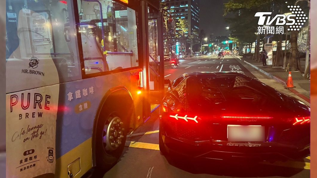 大牛的駕駛指出，當時公車司機刻意逼近，也造成這起擦撞。（圖／駕駛提供）