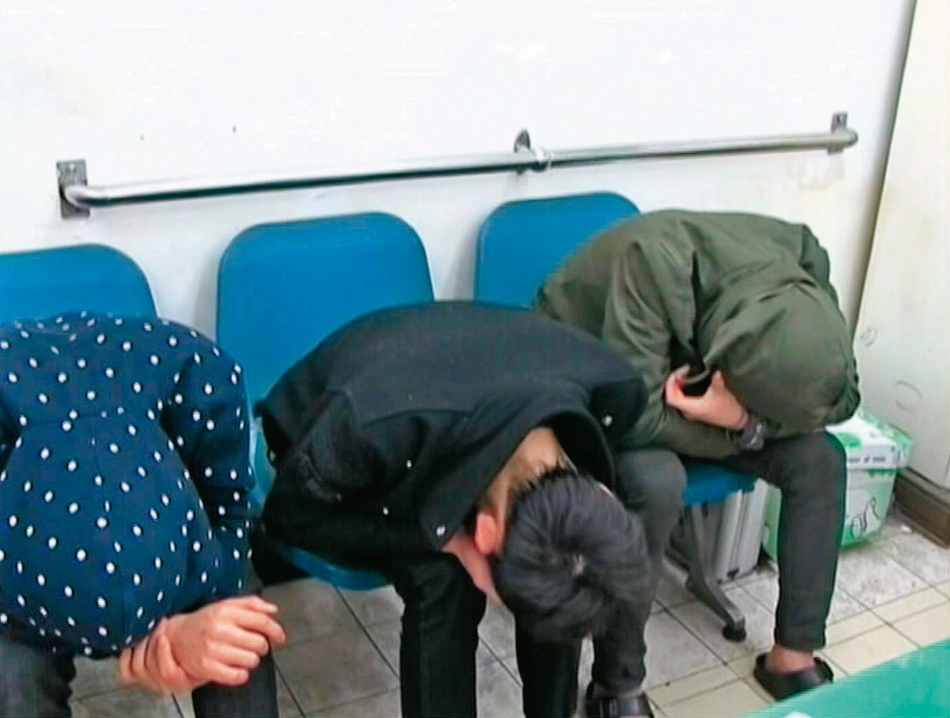 警方逮捕盜墓嫌犯,查出他們半年內犯案上百件。(圖/東森新聞提供)