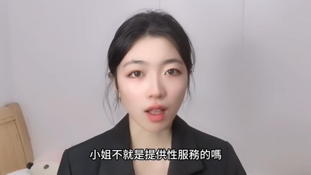 悅悅死板的念稿方式被質疑是AI生成的人物。(圖/翻攝自@青芒葉 YouTube)