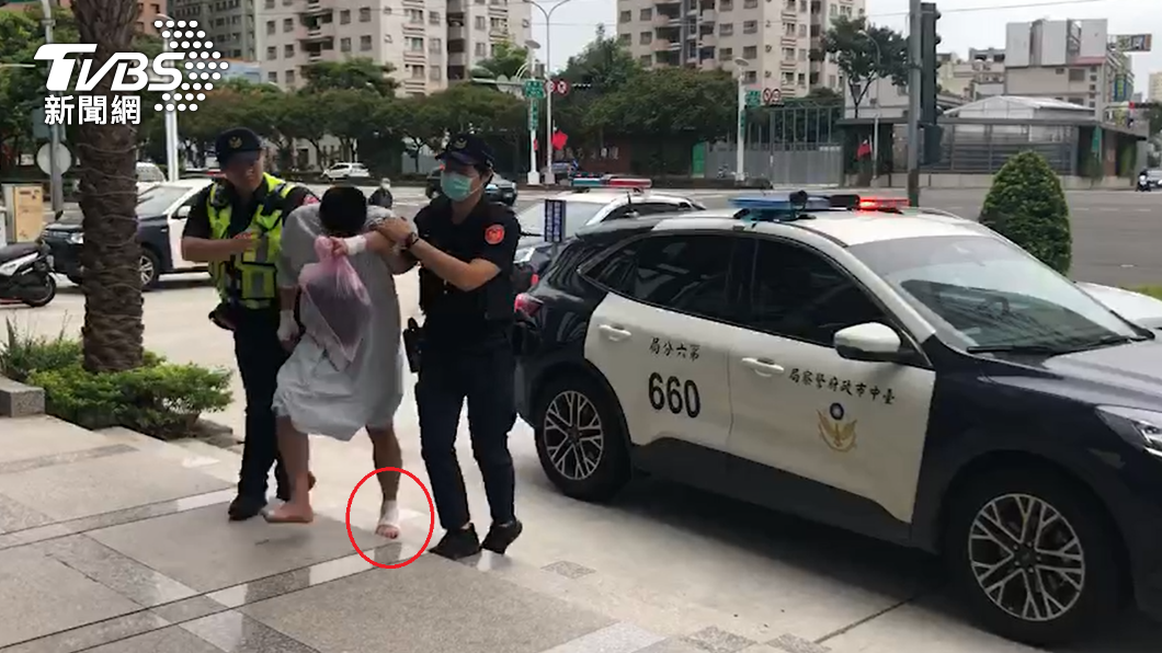 紀男的腳受傷。（圖／TVBS）