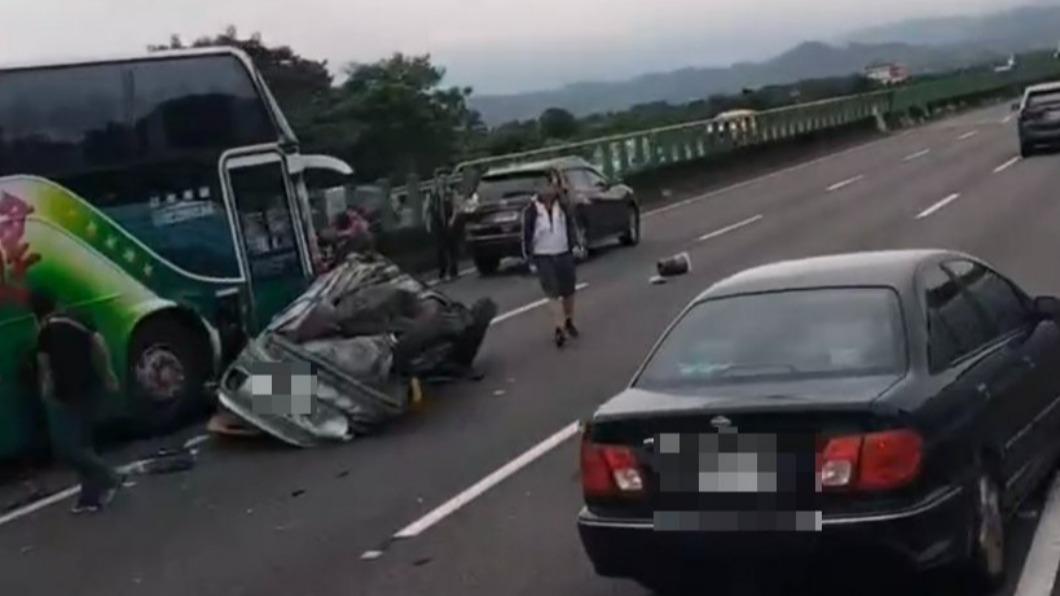 國3雲林斗六段遊覽車撞小客車 「翻肚全爛」4人沒心跳