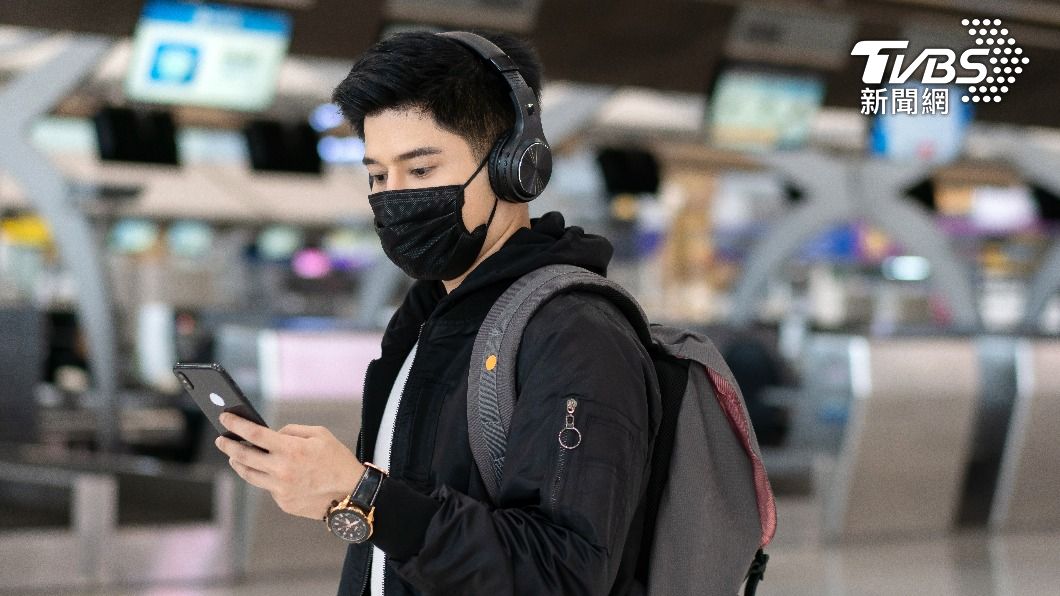 搭飛機這行為惹人厭!拖時間還受傷 空姐喊話:拿下耳機