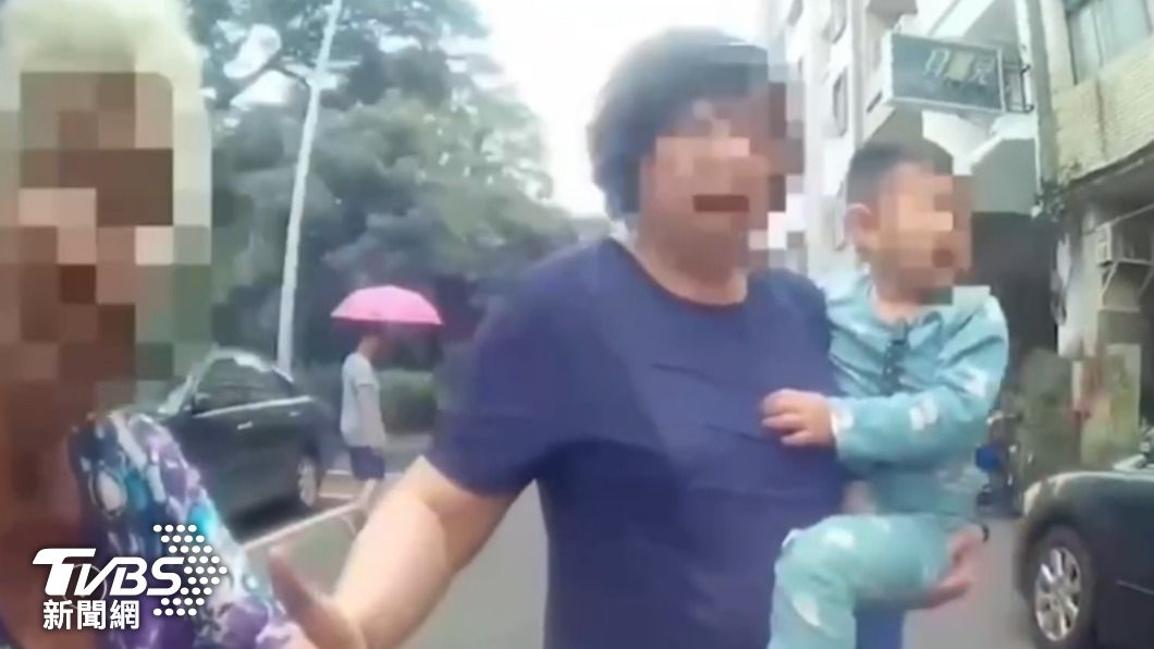 劉婦看到家人後,放下心裡的壓力,放聲大哭地感謝警方的幫忙。(圖/TVBS)