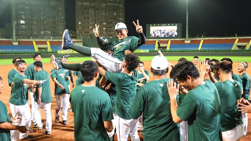 台鋼雄鷹奪得二軍隊史首冠,球員高興歡呼。(圖/中職提供)