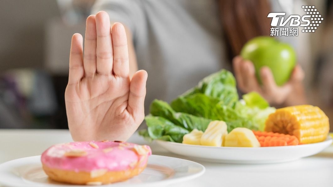 多吃低熱量、低脂肪食物,少吃高膽固醇可預防腦血管疾病。(示意圖/shutterstock達志影像)