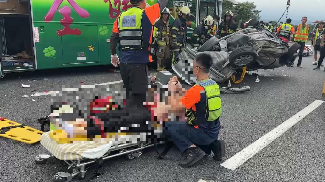 民眾渾身是血被抬出。(圖/翻攝自記者爆料網)
