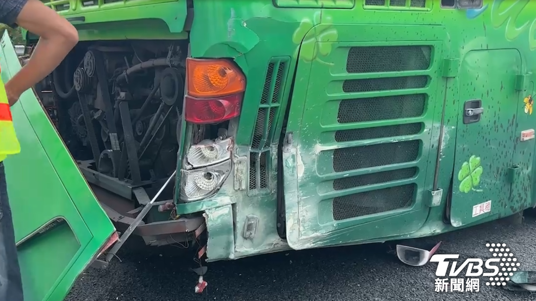 遊覽車被撞爛。(圖/TVBS)