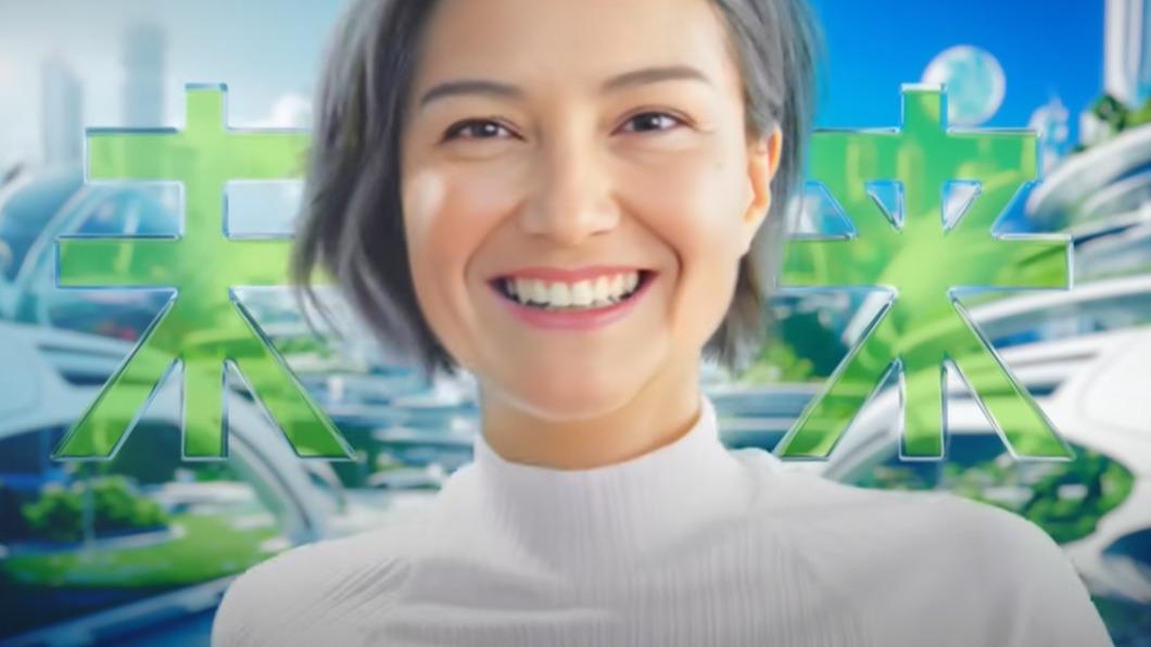 伊藤園推出首支以AI生成人物的廣告,讓虛擬演員能輕鬆轉換30年之間的外貌。(圖/翻攝自伊藤園公式チャンネル)