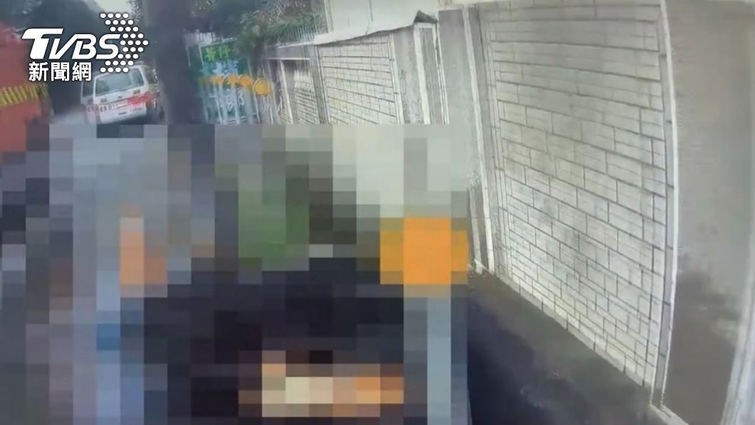 騎士自撞電線桿 重機起火慘死輪下。(圖/TVBS)
