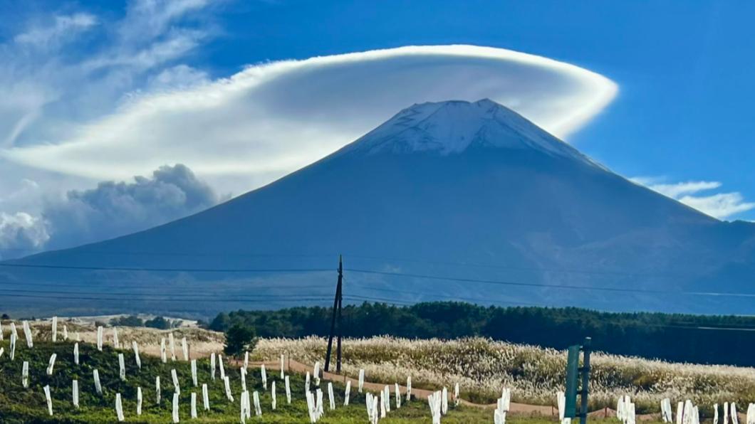 富士山頂出現巨大斗笠雲。(圖/翻攝自X@O7o26MrT6Ht79i1)