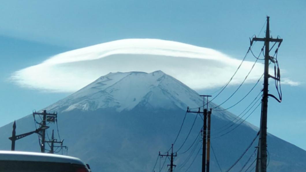 富士山戴「巨大雪白斗笠」 專家:變天前兆