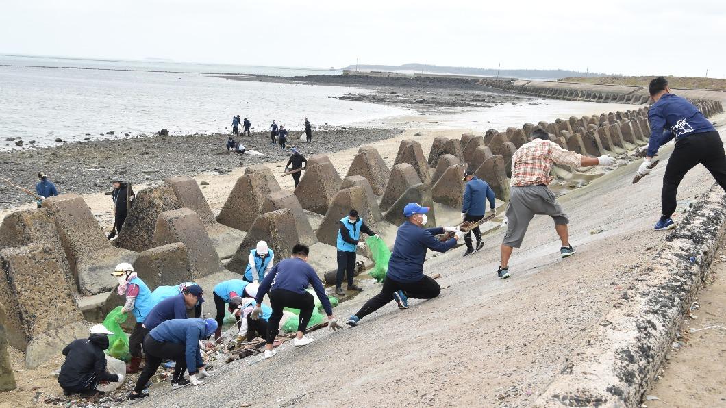 澎湖舉行秋季淨灘　清理海岸線消坡塊內海漂廢棄物