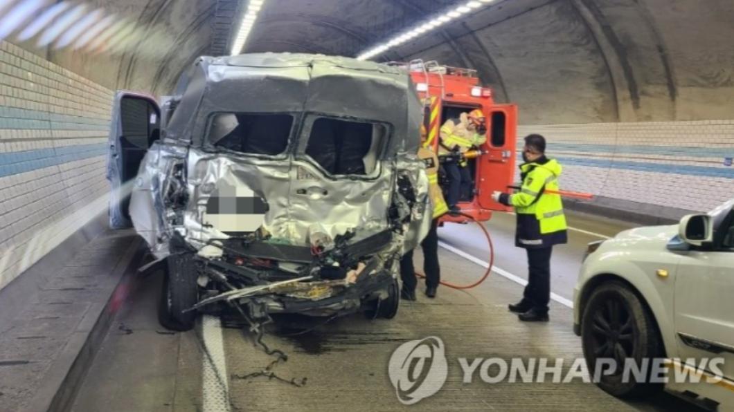 廂型車尾嚴重凹陷。(圖/翻攝自韓聯社)