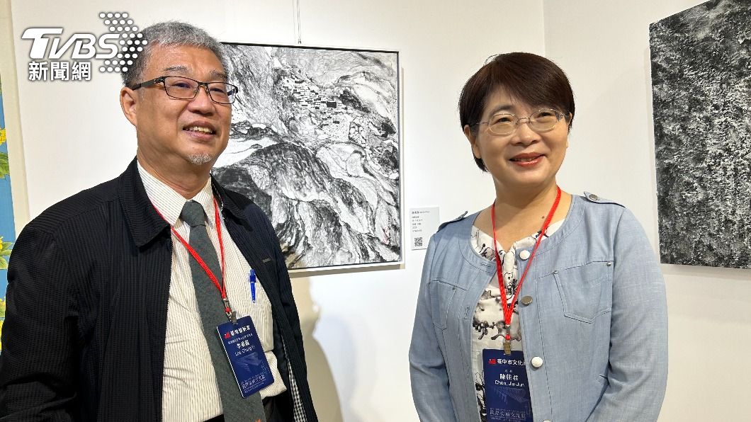 臺灣藝術經理人協會前會長李重義為文化局長陳佳君導覽欣賞畫作。(照片中友百貨提供)