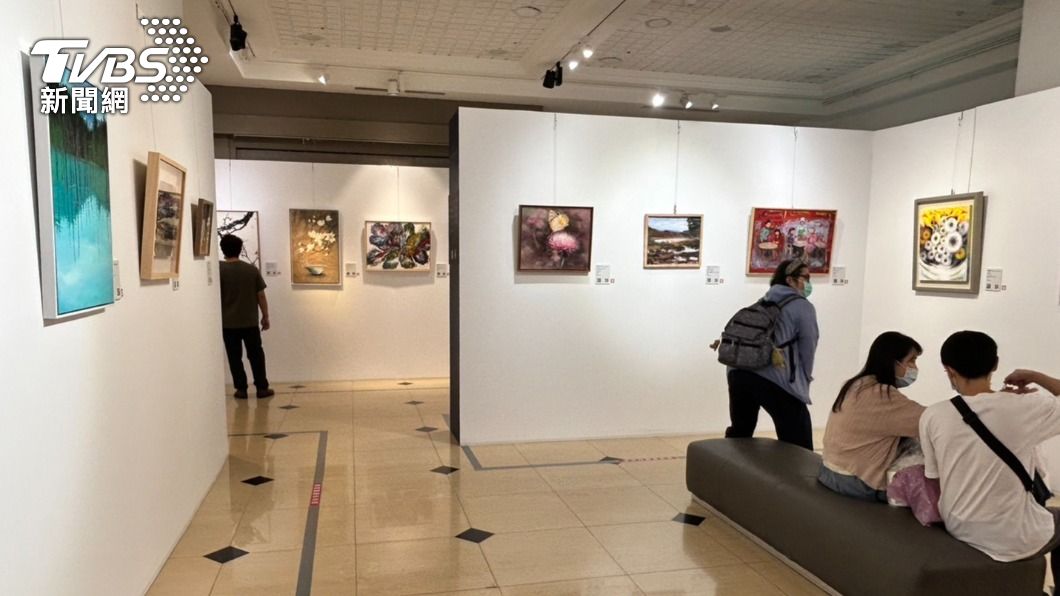 逛百貨公司不要錯過韓國藝術,「臺中釜山國際美術交流展」登場。(照片中友百貨提供)