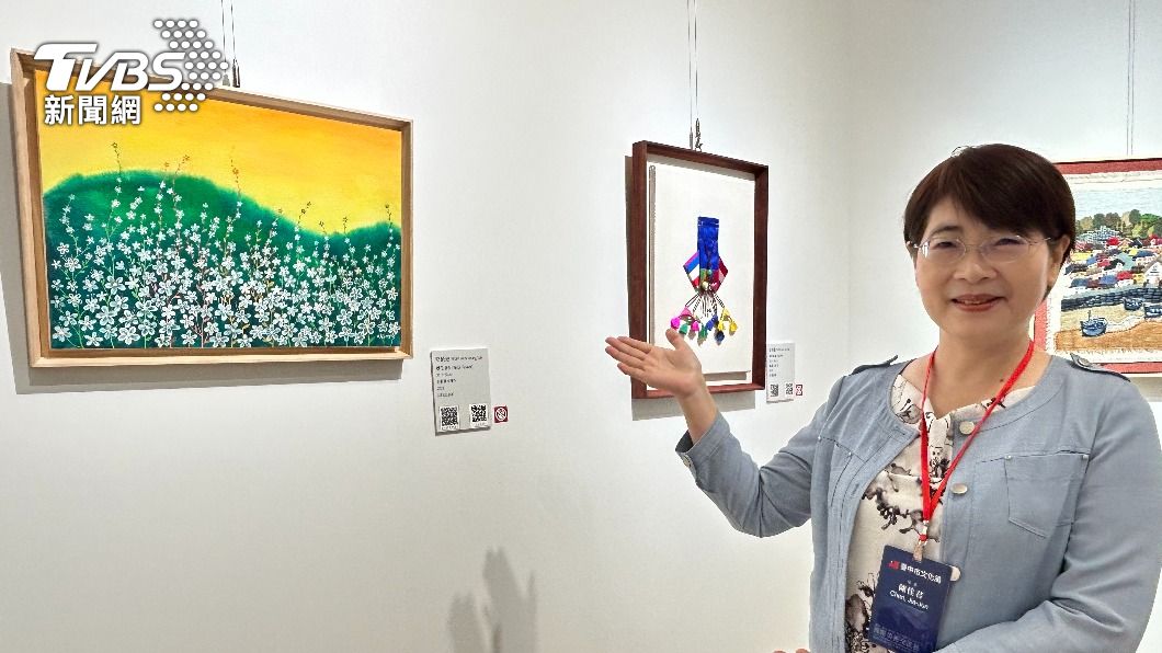 台中市文化局局長陳佳君參觀交流展畫作。(照片中友百貨提供)
