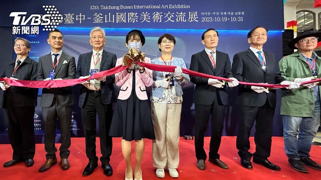 2023臺中釜山國際美術交流展剪綵，左起臺灣藝術經理人協會創會長洪義濱、臺灣藝術經理人協會理事長簡聰政、中友百貨顧問張光貝、台中市文化局長陳佳君、韓國釜山設施公團本部長朴仁皓、釜山國際美術城作家會會長