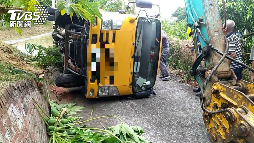 忘拉起手煞車!台南工程車翻覆 維修工壓車底慘死