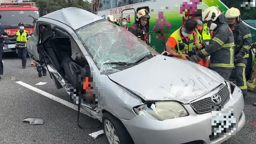 卡著轎車推行?國道遊覽車疑「超車不當」釀4死 模擬撞擊路線曝