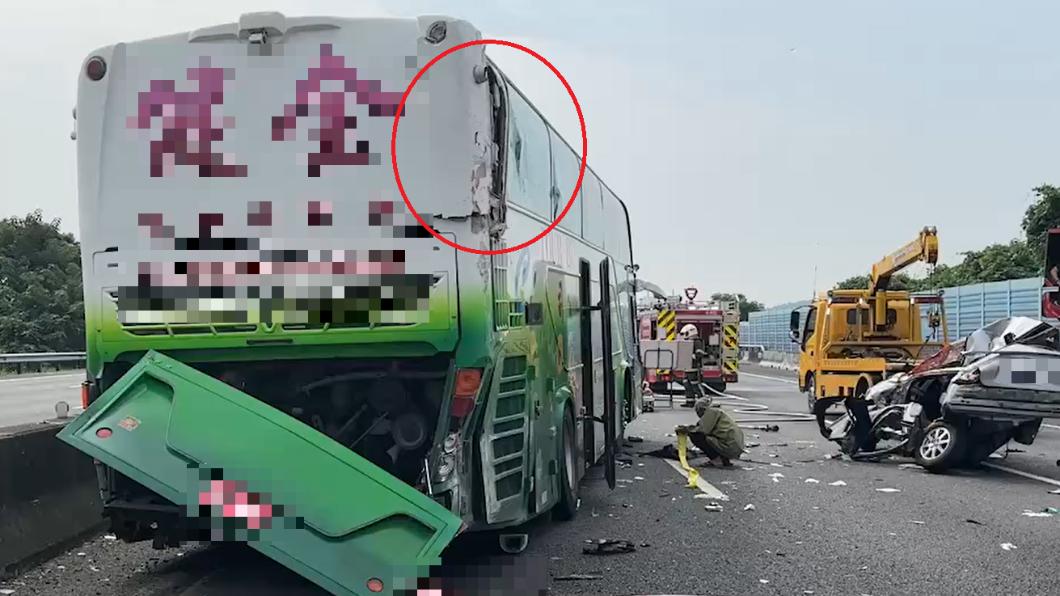 遊覽車右側破了一個大洞。(圖/翻攝自記者爆料網)