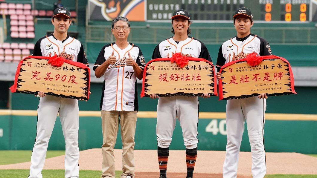 中職/完美90度男人駕到 馬西屏開球贈「3匾額」給選手