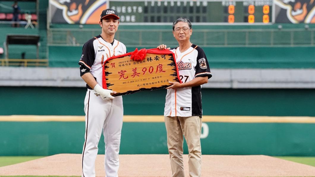 馬西屏頒給林安可「完美90度」匾額。(圖/統一獅球團提供)