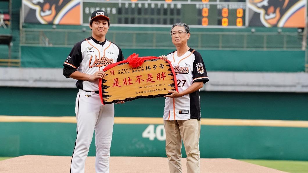 馬西屏頒給林子豪「是壯不是胖」匾額。(圖/統一獅球團提供)