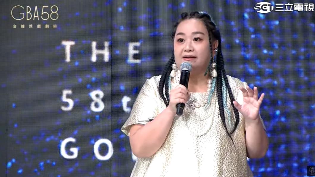 鍾欣凌台風穩健,一開場相當有活力。(圖/翻攝自金鐘獎 Golden Bell Awards YT頻道)
