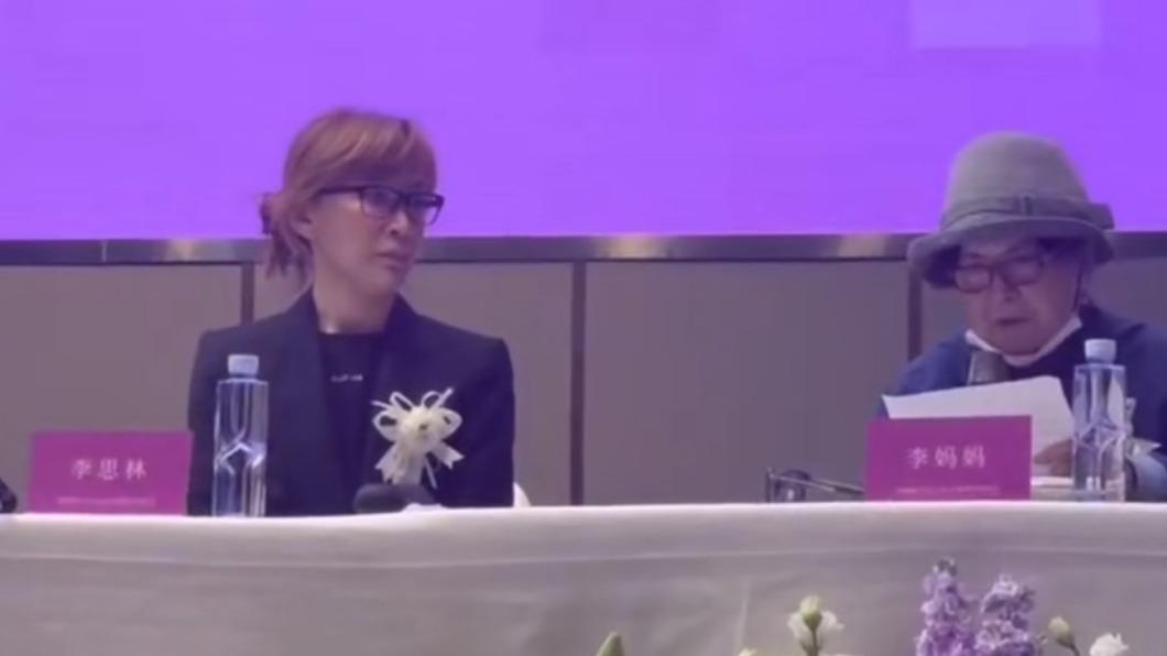 李媽媽在女兒李斯林陪伴下,揭露Bruce的渣男行為。(圖/翻攝自微博)