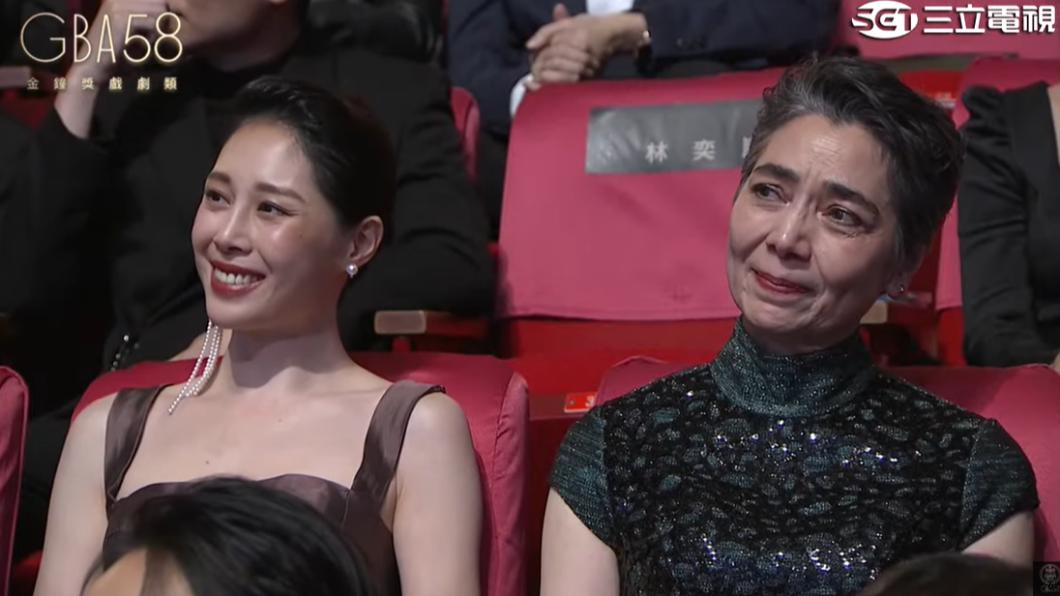 賴佩霞(右)悄悄現身台下。(圖/翻攝自金鐘獎 Golden Bell Awards YT頻道)