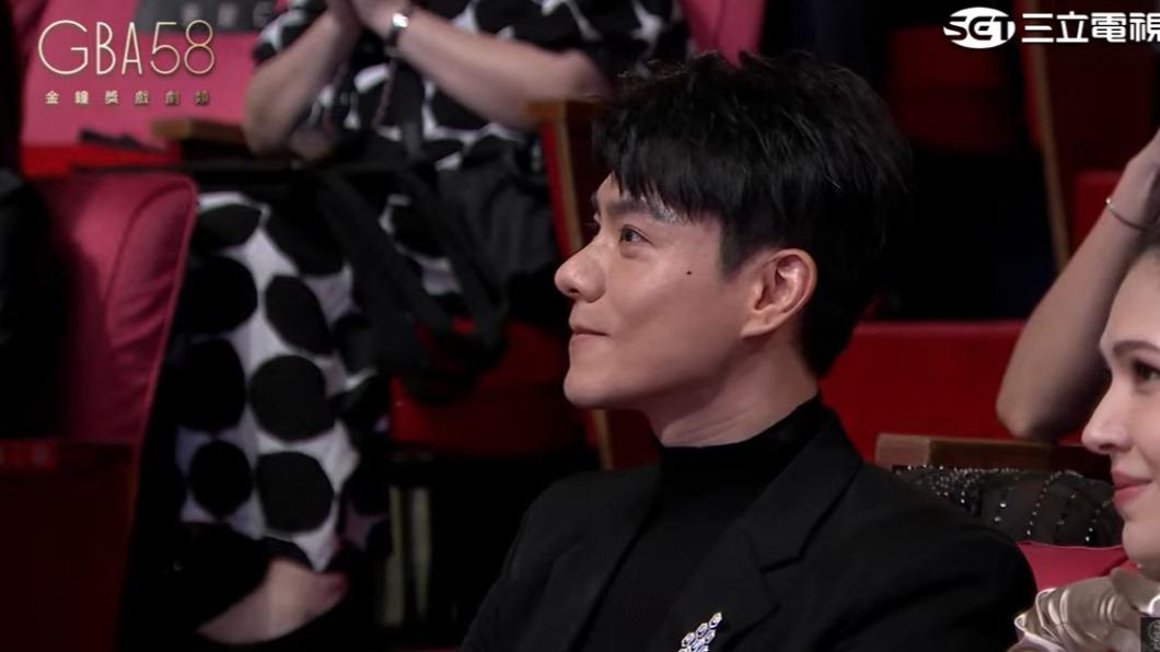 李程彬淚謝母親。(圖/翻攝自金鐘獎 Golden Bell Awards YT頻道)