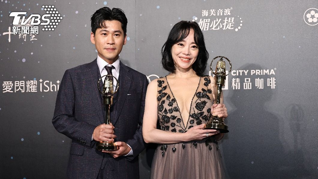 「迷你戲劇節目男配角」得主黃迪揚（左）與「迷你戲劇節目女配角」范瑞君合影。（圖／TVBS娛樂組攝）