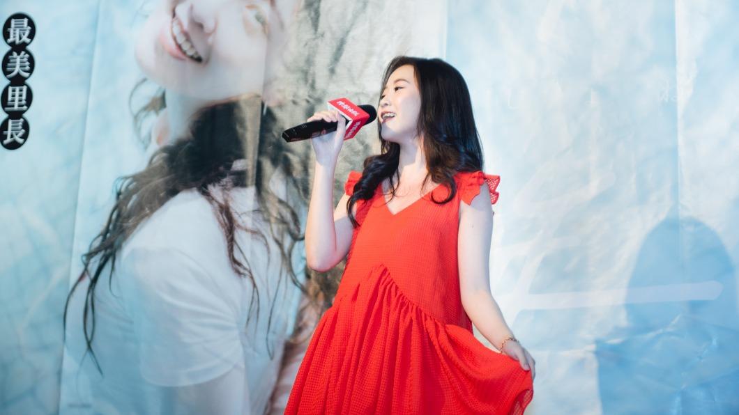 陳紫渝現場演唱個人單曲〈You Say〉。(圖/時報出版提供)