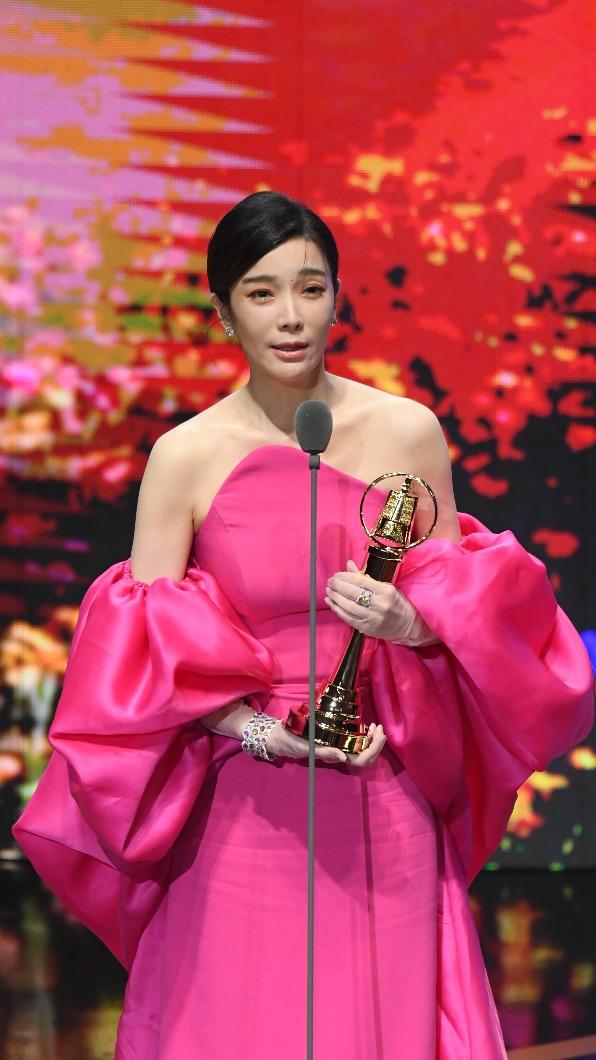 蔡淑臻得獎感動落淚。(圖/三立提供)