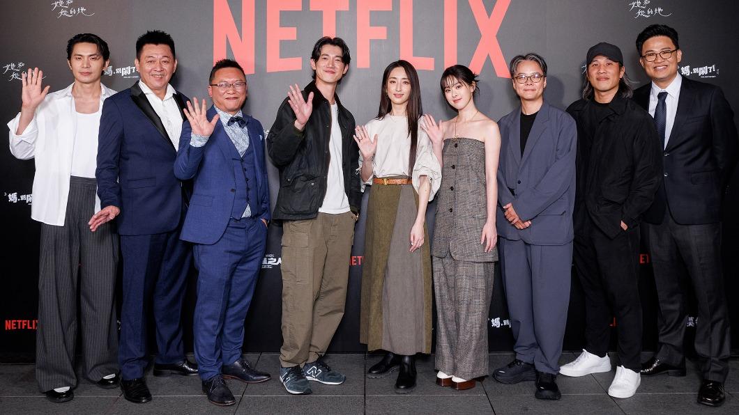 左起姚淳耀、庹宗華、製作人湯昇榮、吳慷仁、柯佳嬿、邱偲琹、導演張亨如、張榮吉、製作人曾瀚賢。(圖/Netflix提供)