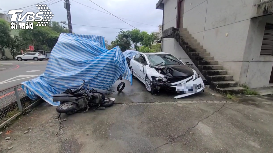 小客車與機車發生碰撞。（圖／TVBS）