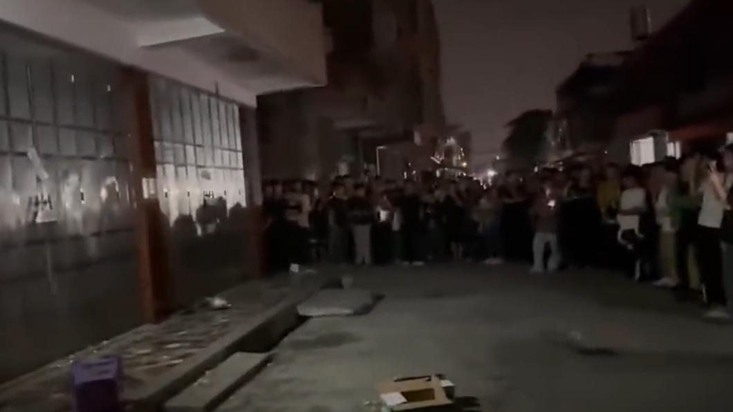 網路影片流出，傳千人擠在死者婆家門口丟雞蛋。（圖／翻攝自推特）