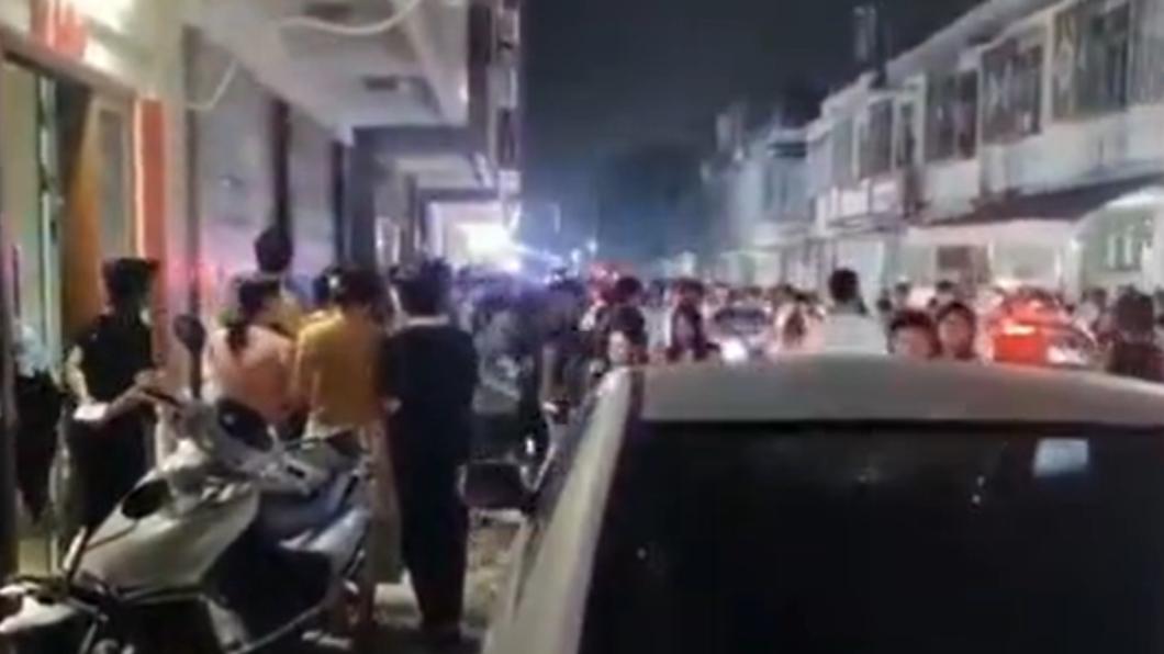死者婆家門口擠滿人叫囂。（圖／翻攝自推特）