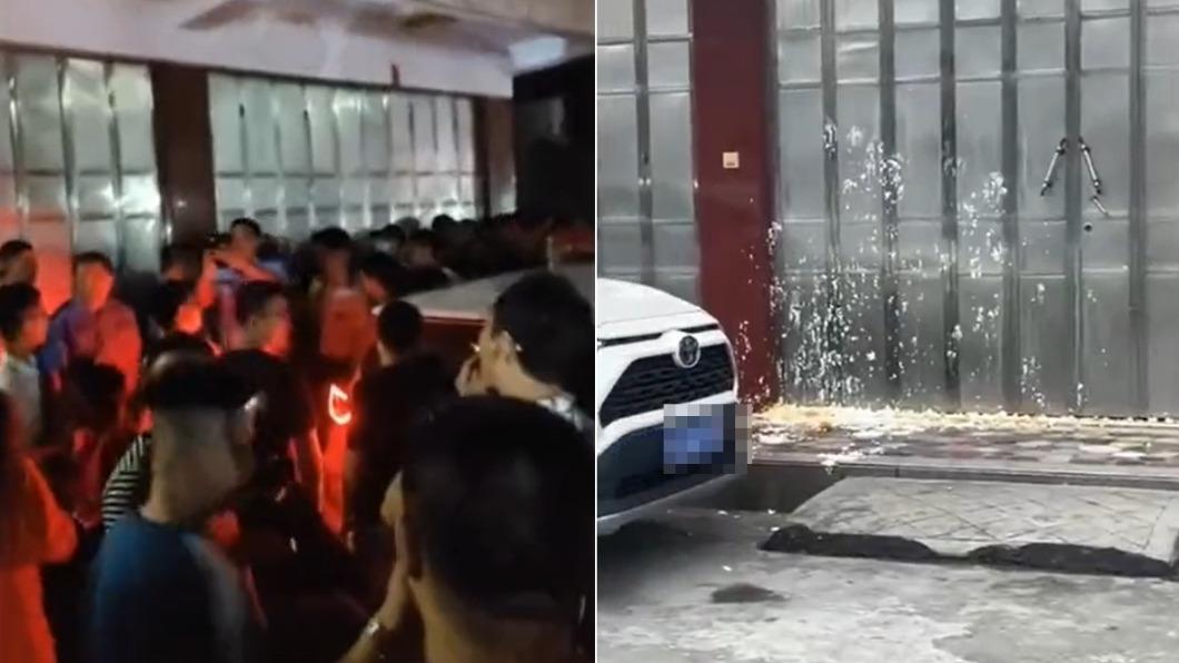 千人聚集門口丟雞蛋洩憤。（圖／翻攝自推特）