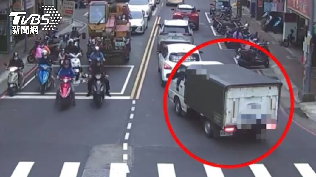 太扯！年輕爸媽開車爆爭執　拉扯方向盤害1歲女兒摔出車外