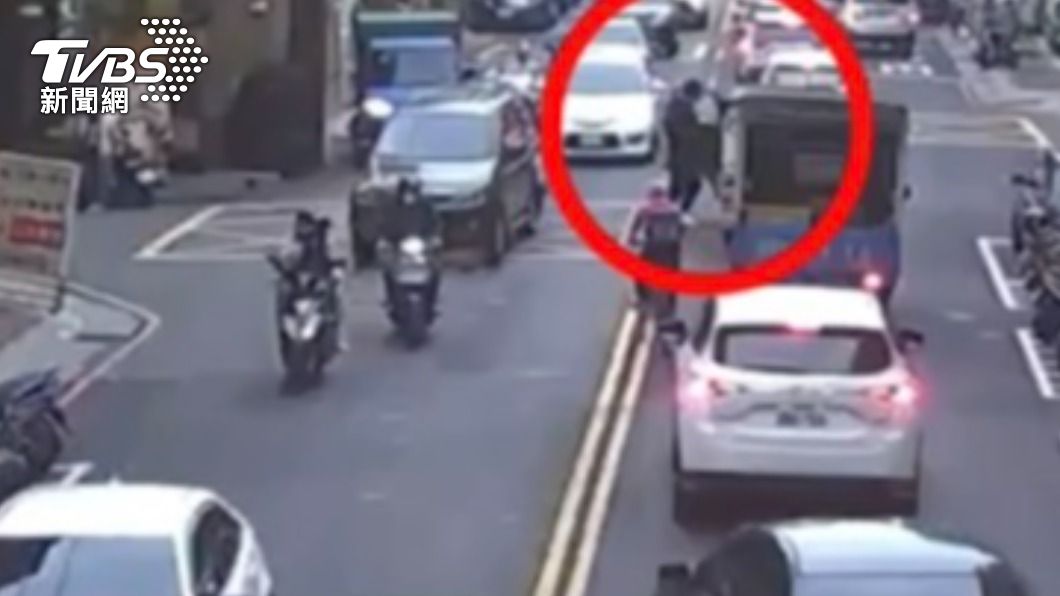 丈夫將車停在路中央和太太爭執。(圖/TVBS)